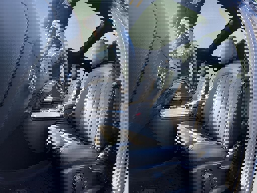 Used 2022 Mercedes-Benz GLB 250 4MATIC w/ Premium Package Lite image 13