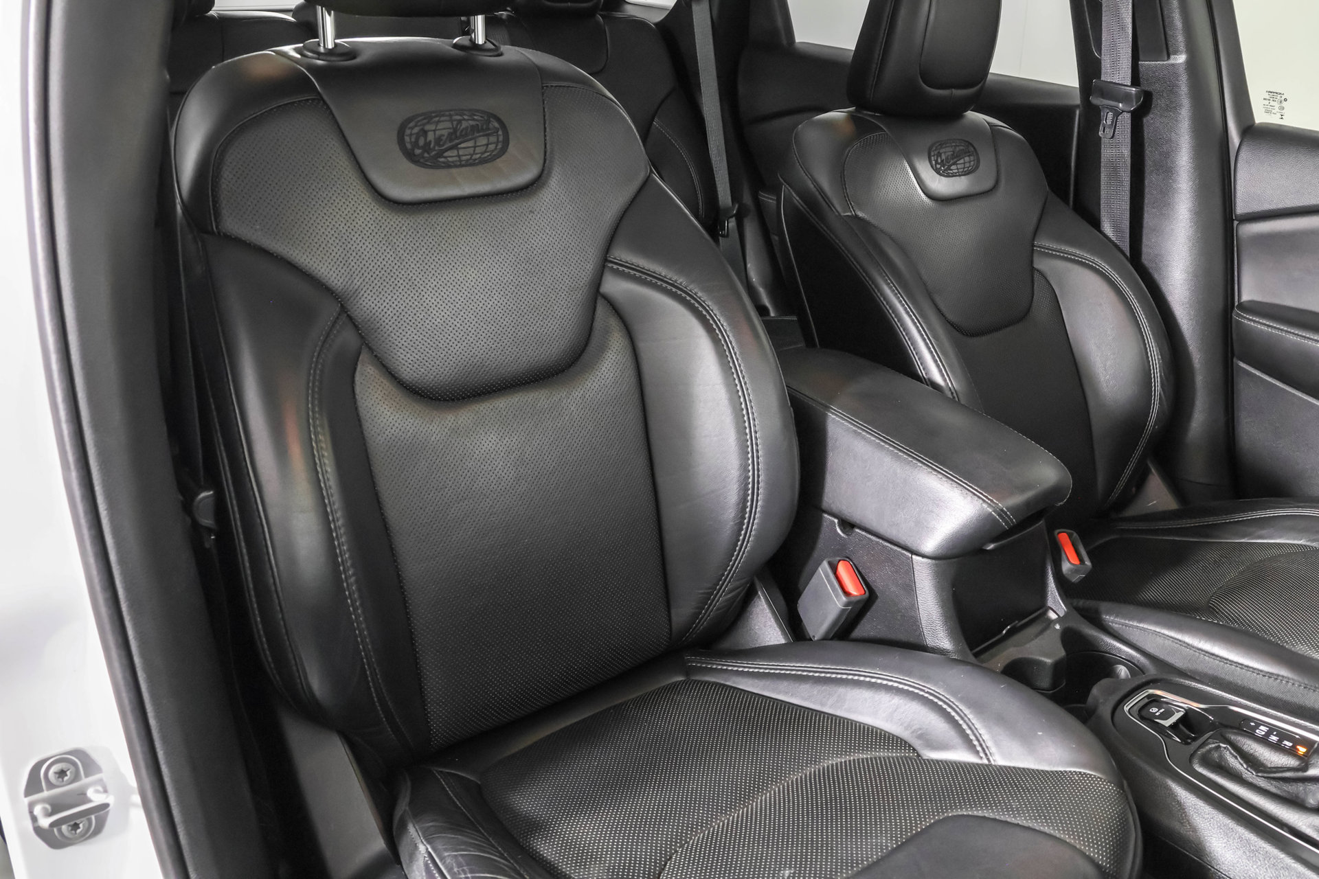 Used 2019 Jeep Cherokee Overland w/ Technology Group AWD/4WD image 47