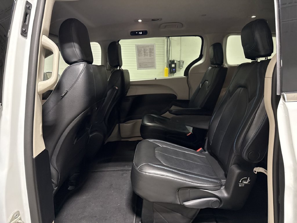 Used 2021 Chrysler Pacifica Touring-L FWD image 22