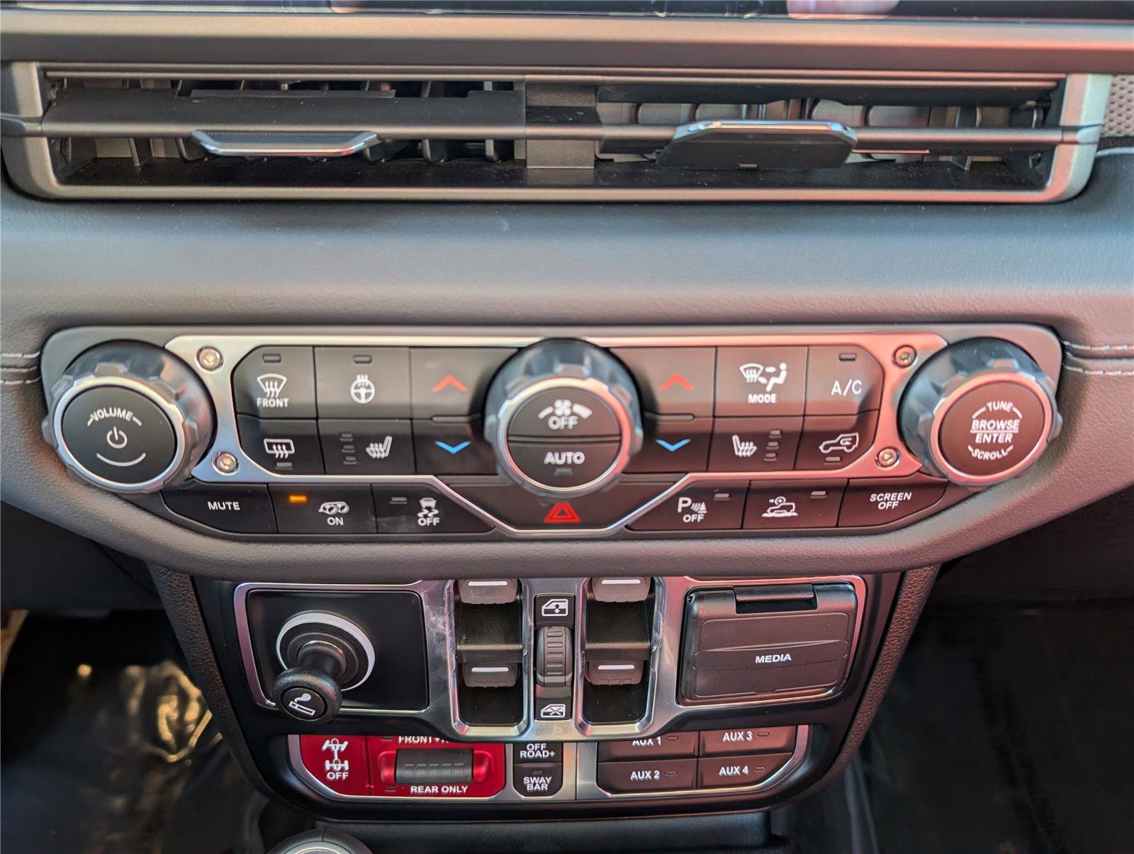 Used 2024 Jeep Wrangler Unlimited Rubicon 392 image 28