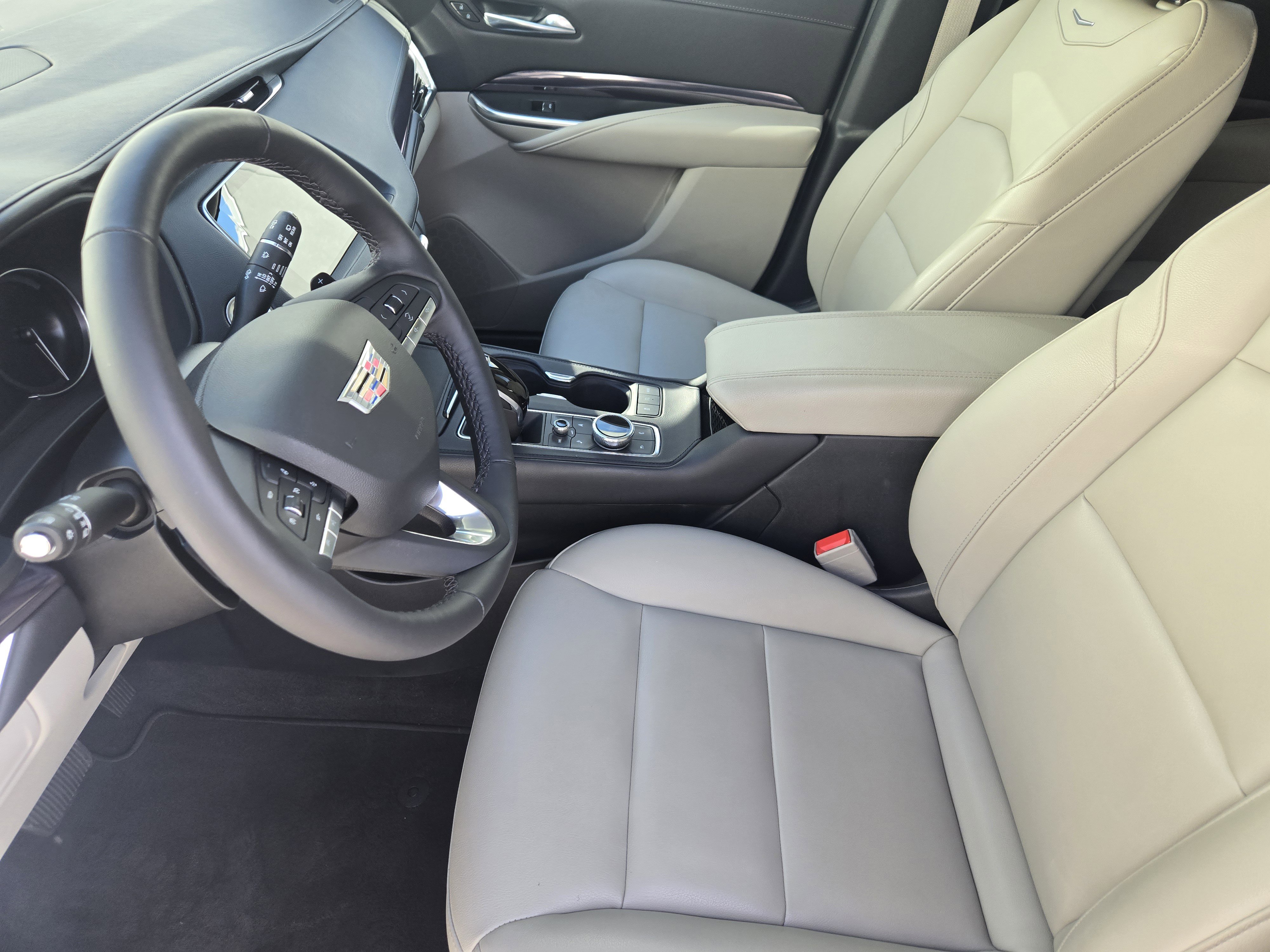 Used 2022 Cadillac XT4 Luxury w/ Cold Weather Package image 15