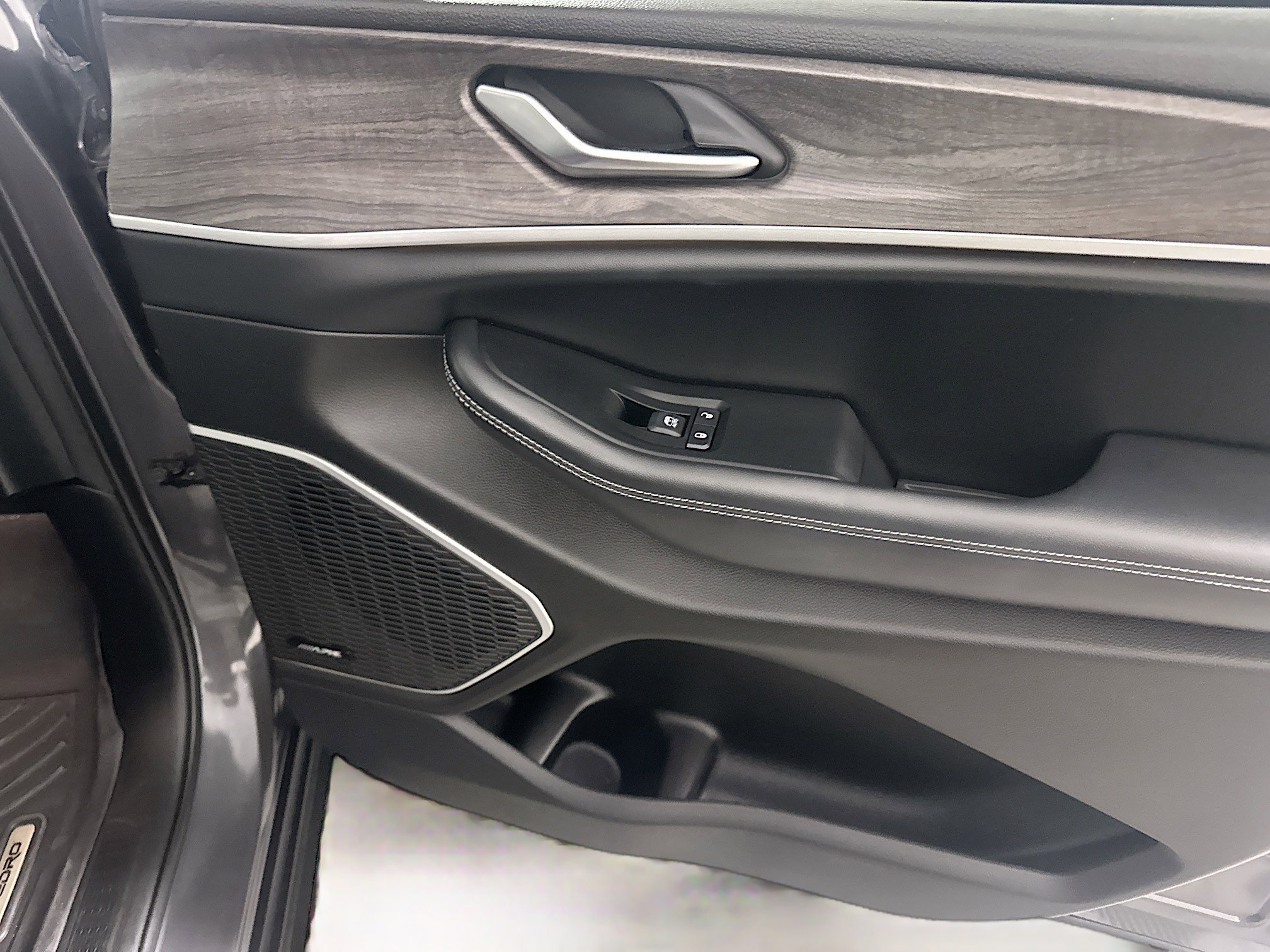 Used 2023 Jeep Grand Cherokee Limited w/ Luxury Tech Group II image 32