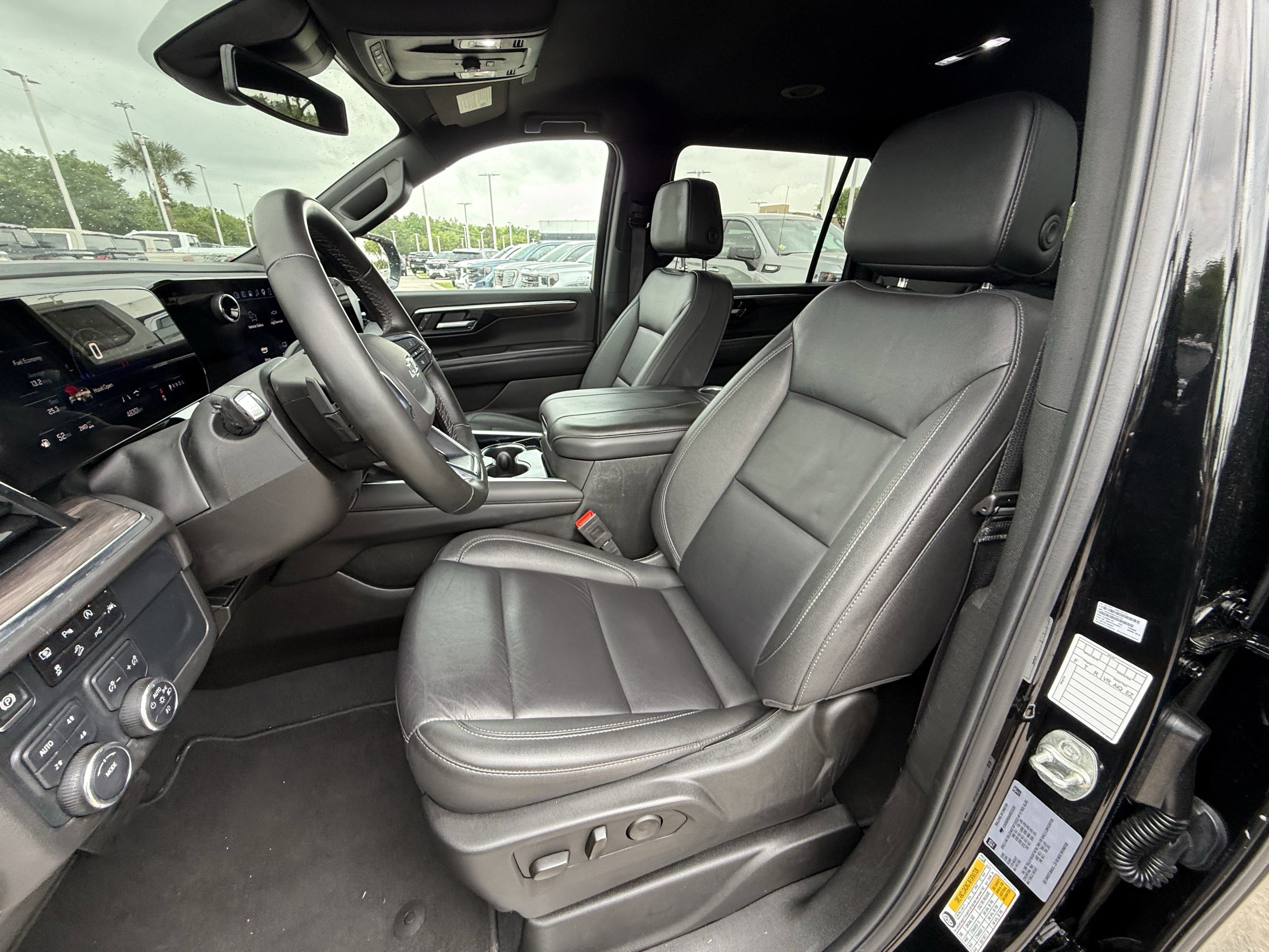 Used 2025 Chevrolet Suburban Z71 image 27