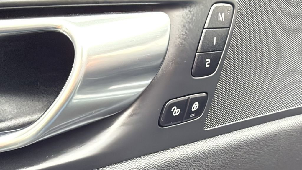 Certified 2025 Volvo XC60 B5 Plus image 14
