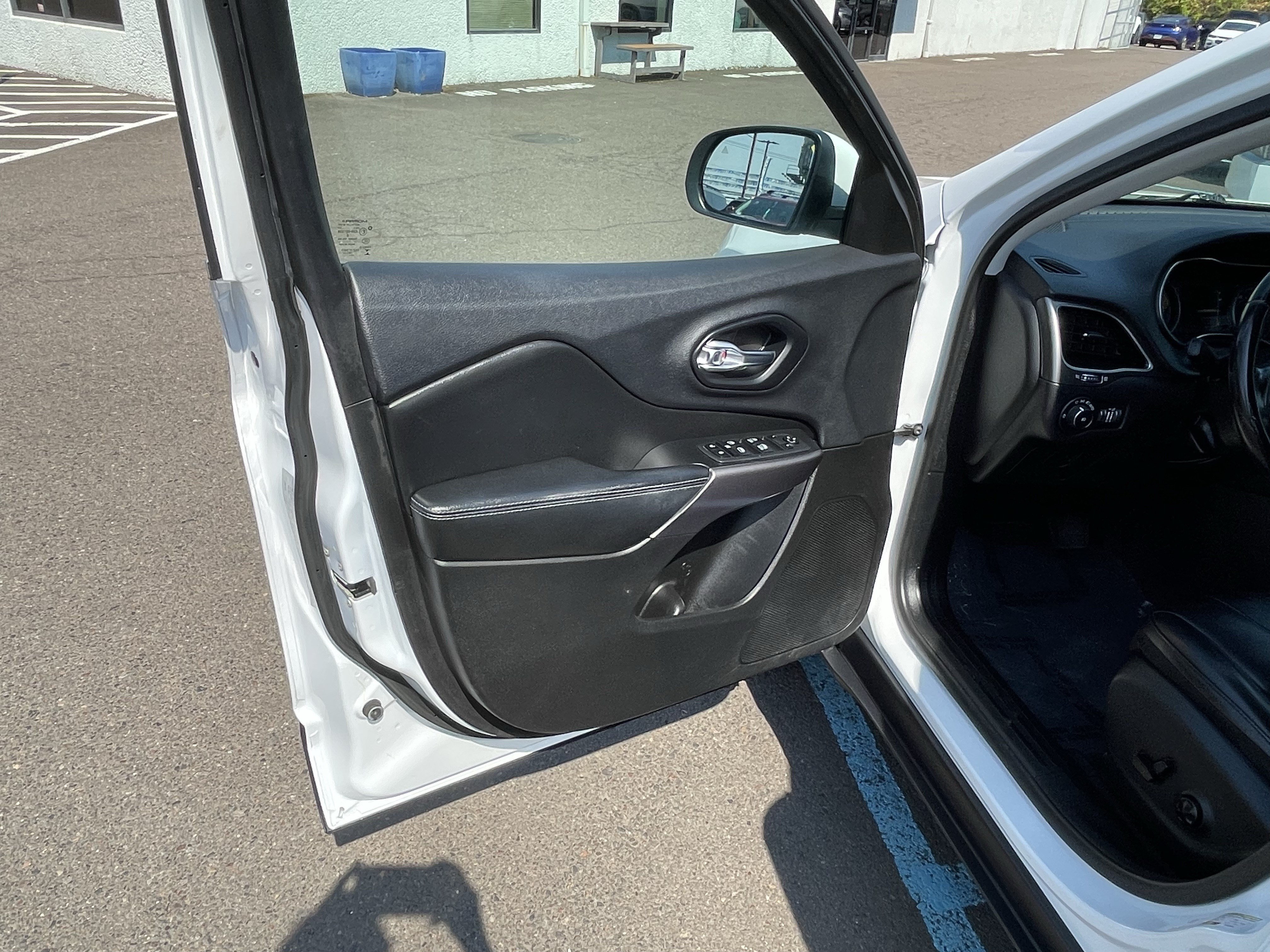 Used 2019 Jeep Cherokee Latitude Plus AWD/4WD image 16