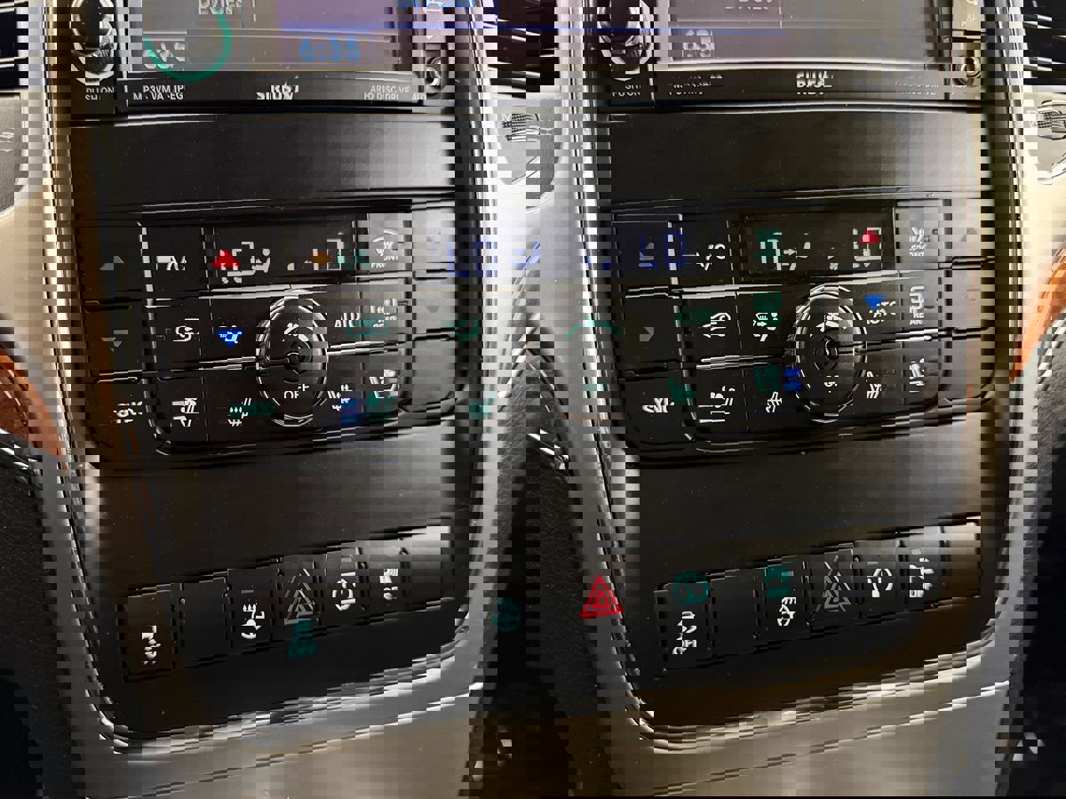 Used 2013 Jeep Grand Cherokee Overland w/ Advance Technology Group image 19