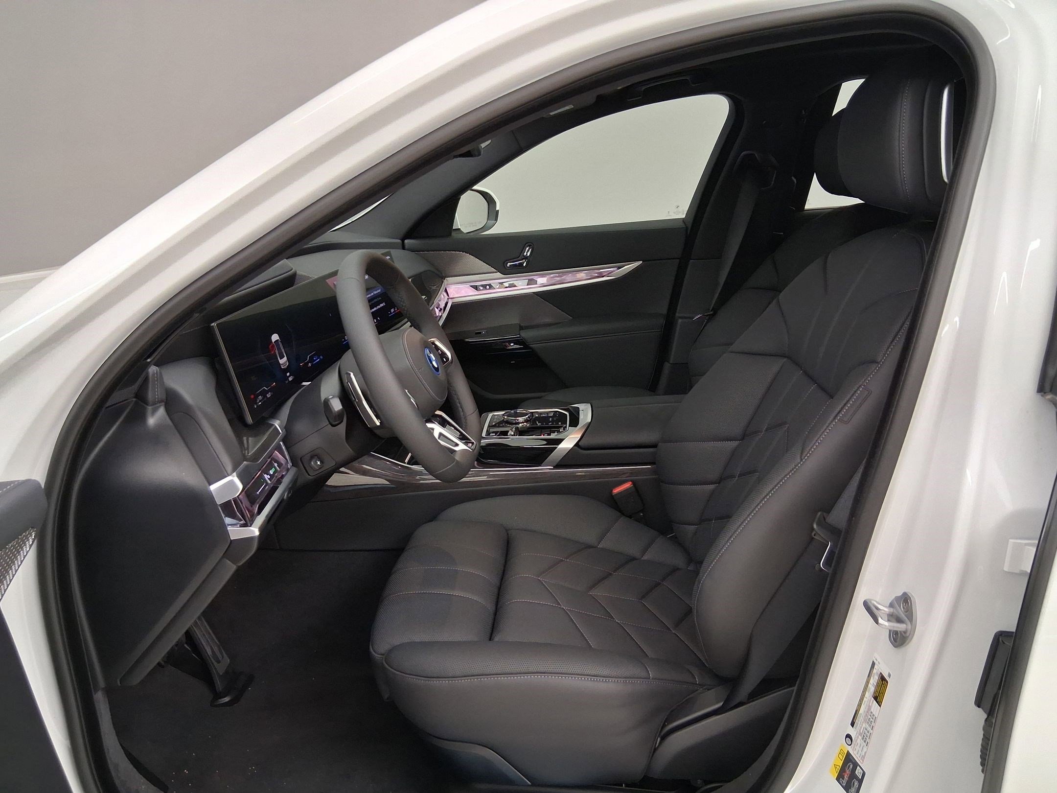 New 2026 BMW 750e xDrive w/ Premium Package AWD/4WD image 3