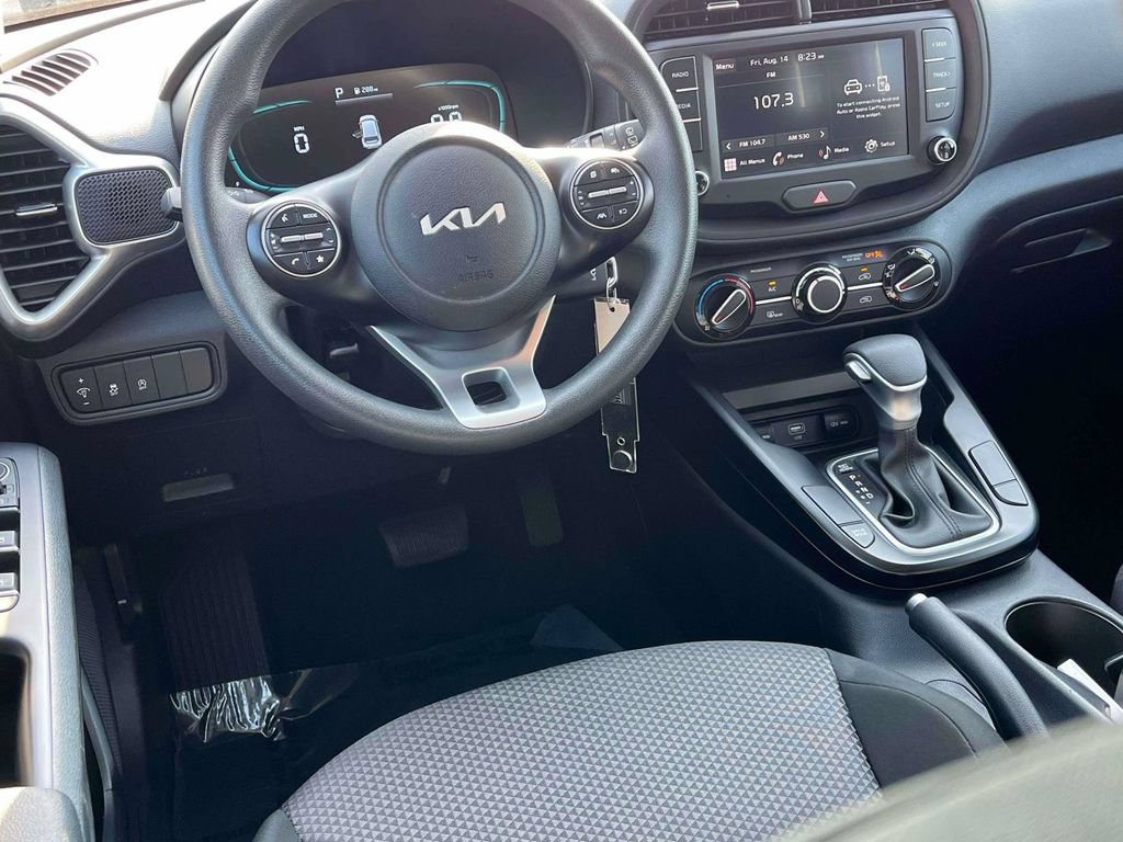 Used 2025 Kia Soul LX w/ LX Technology Package FWD image 2