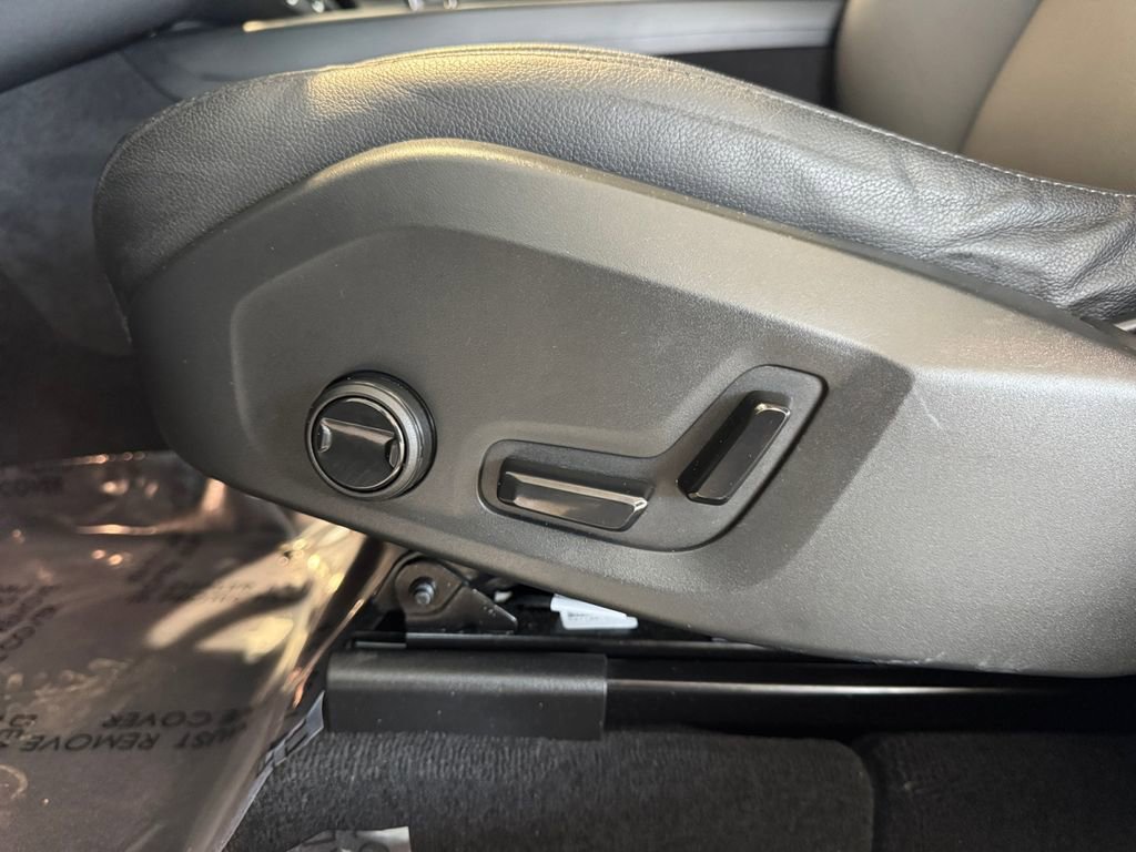 Certified 2025 Volvo XC60 B5 Core image 25