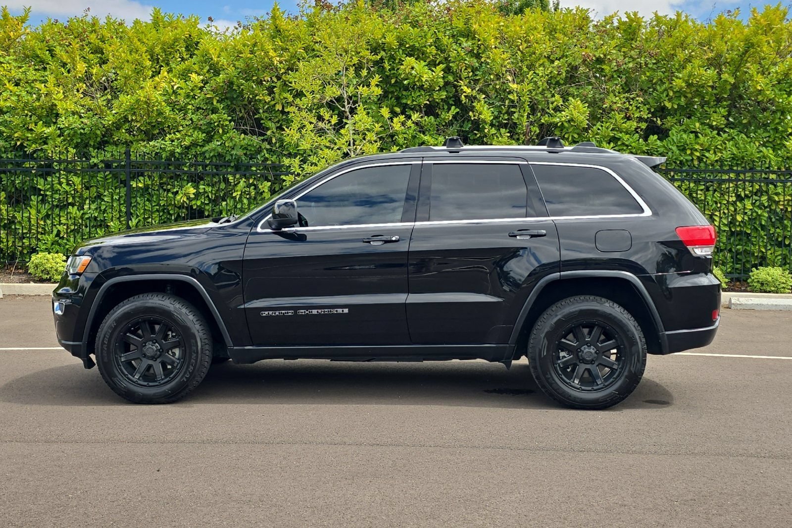 Used 2018 Jeep Grand Cherokee Laredo AWD/4WD image 7