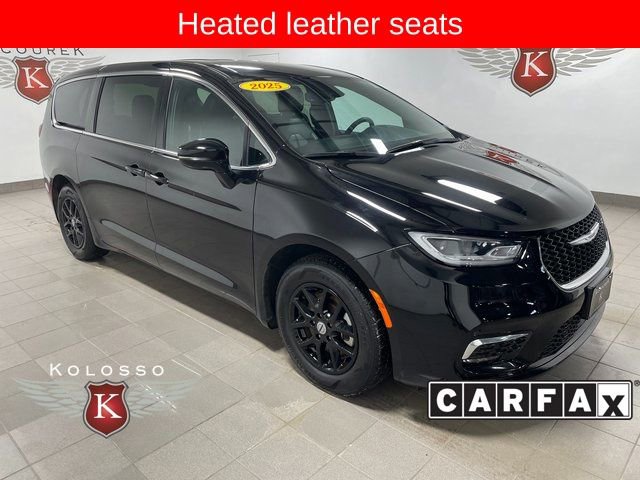 Used 2025 Chrysler Pacifica Select image 1