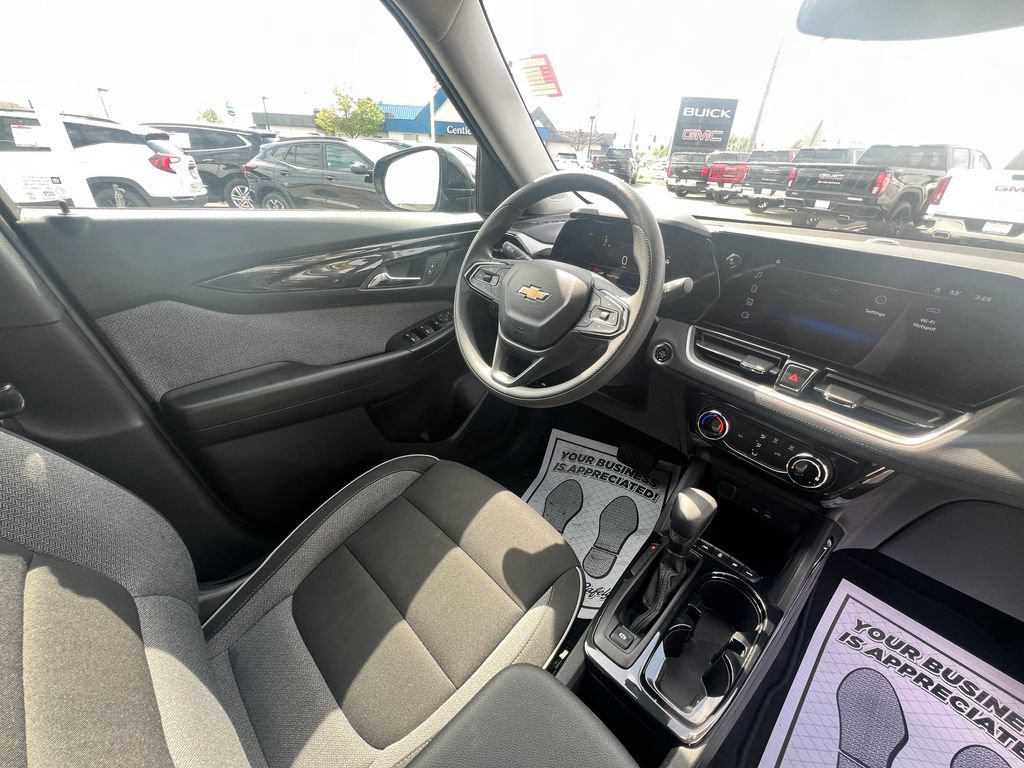 Used 2025 Chevrolet TrailBlazer LT AWD/4WD image 32