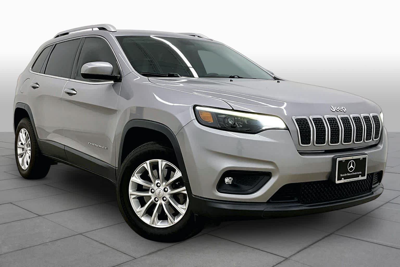 Used 2019 Jeep Cherokee Latitude w/ Cold Weather Group AWD/4WD image 3