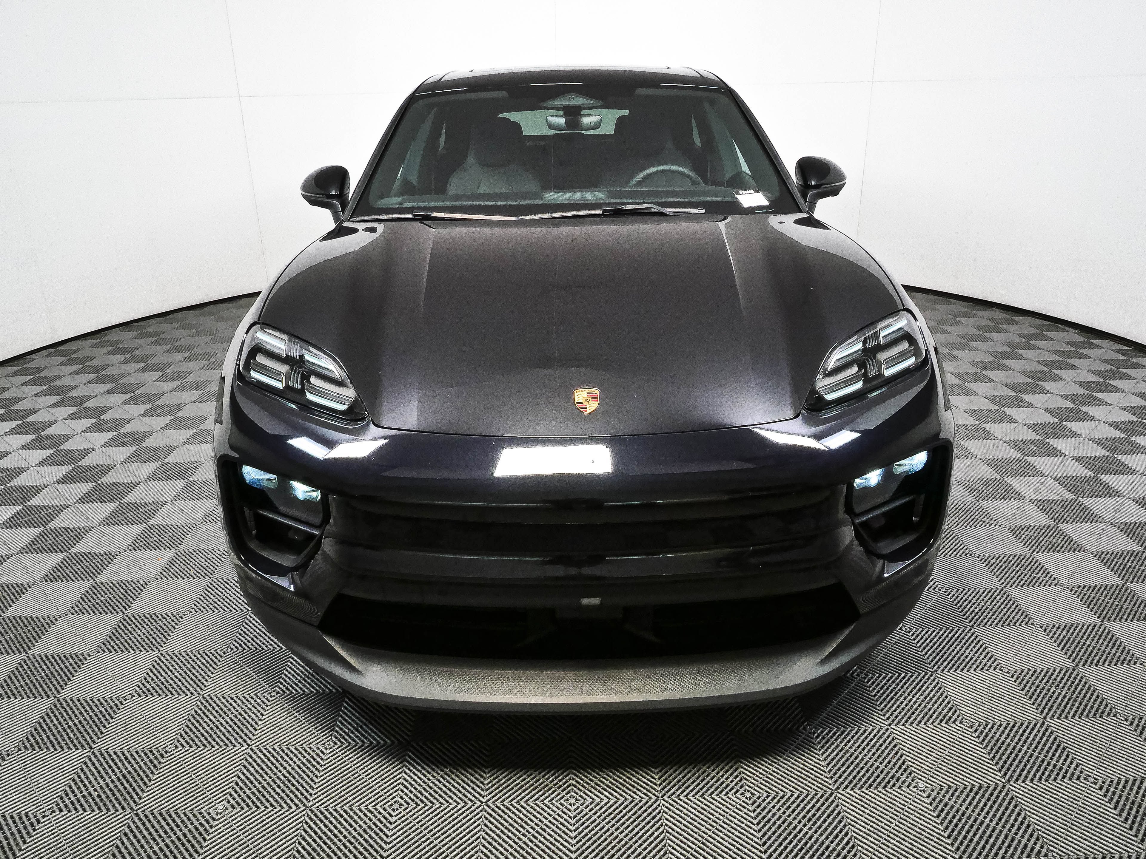 Certified 2025 Porsche Macan Electric RWD image 35