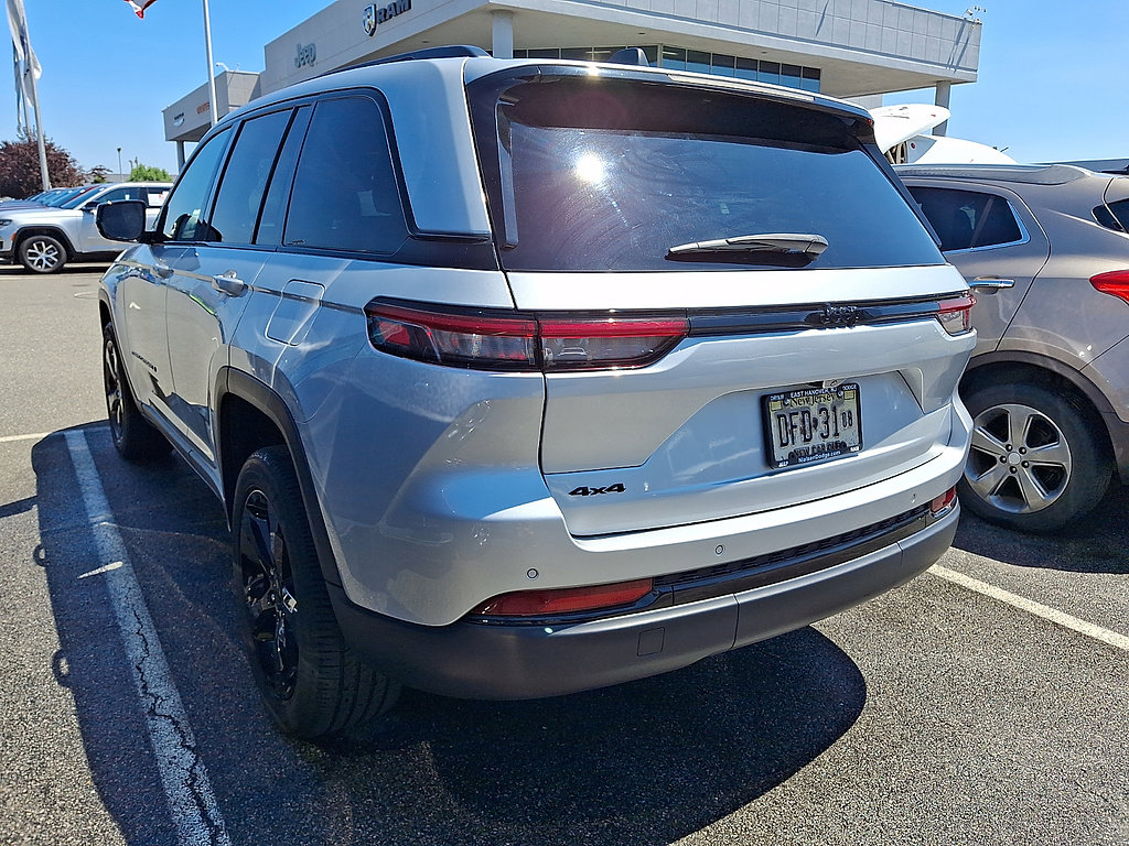Used 2023 Jeep Grand Cherokee Altitude AWD/4WD image 3