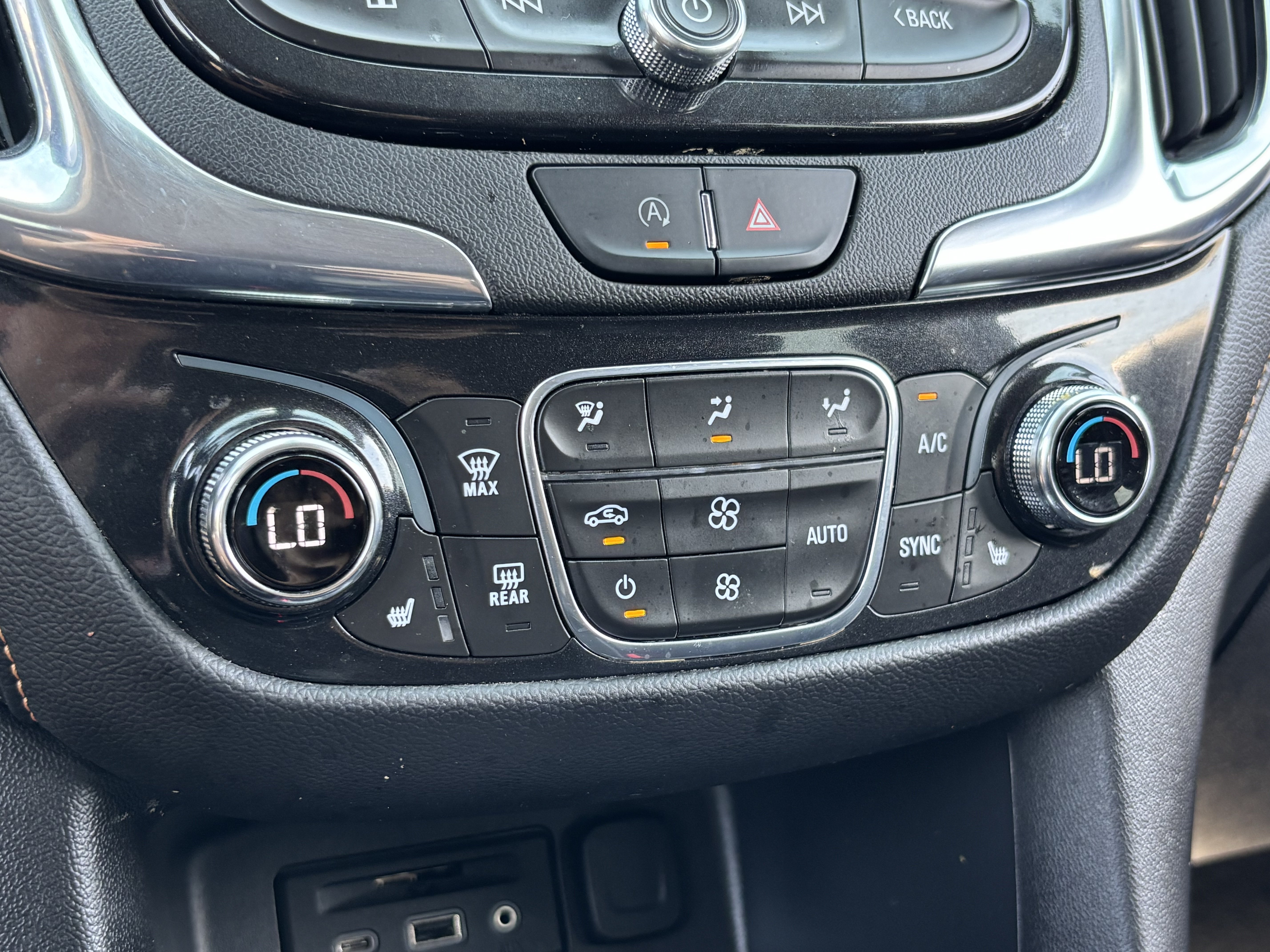 Used 2022 Chevrolet Equinox Premier w/ LPO, Cargo Package FWD image 23