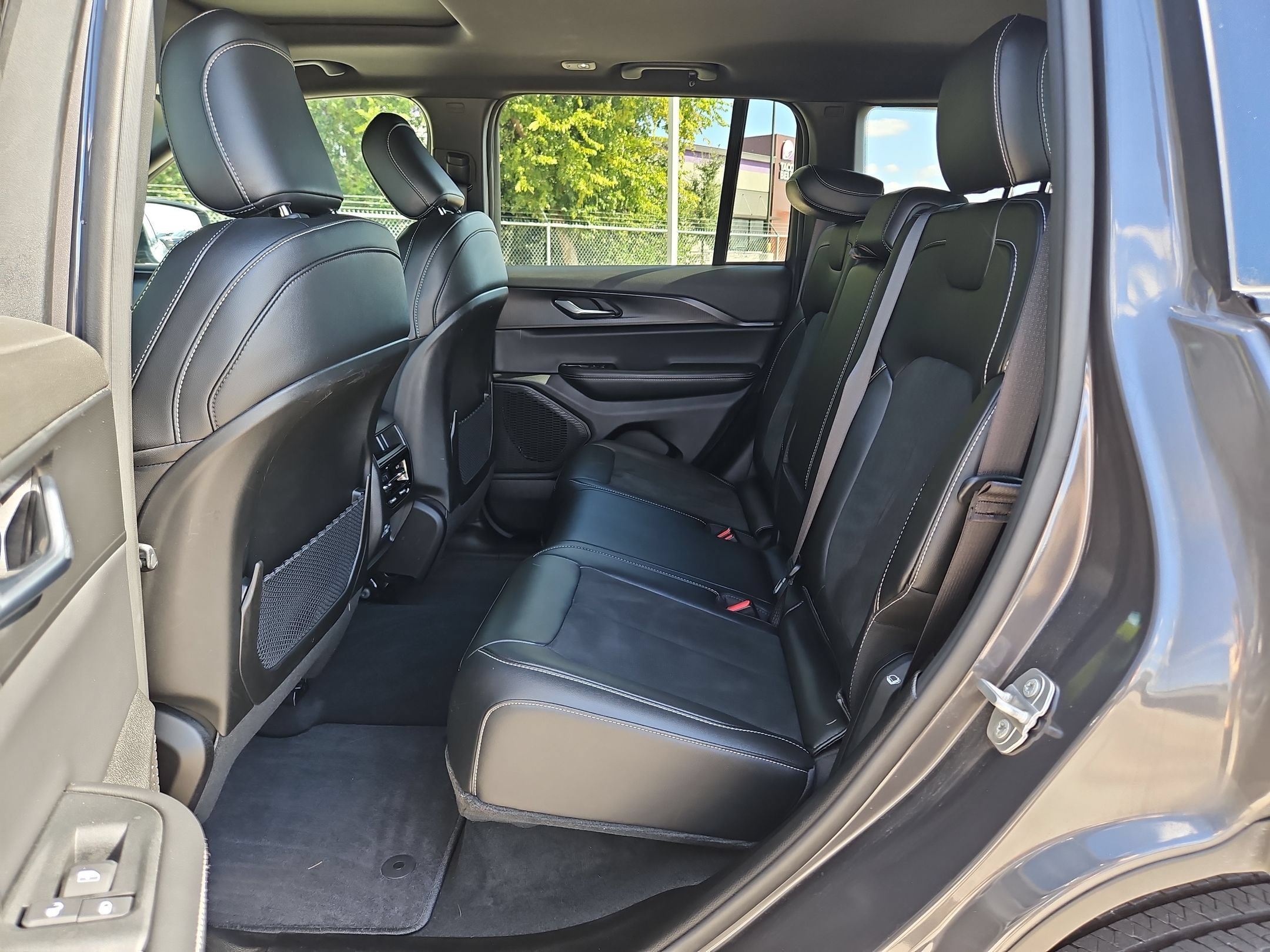 Used 2025 Jeep Grand Cherokee Laredo RWD image 13