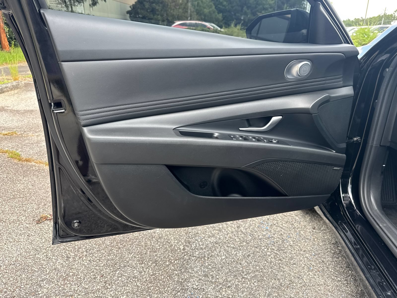 Certified 2025 Hyundai Elantra Limited FWD image 9