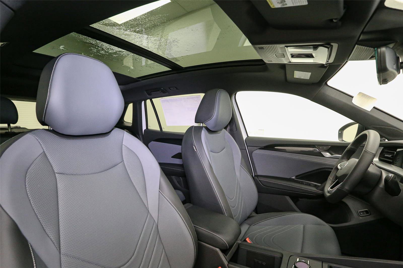 New 2026 Volkswagen Tiguan SE R-Line AWD/4WD image 16