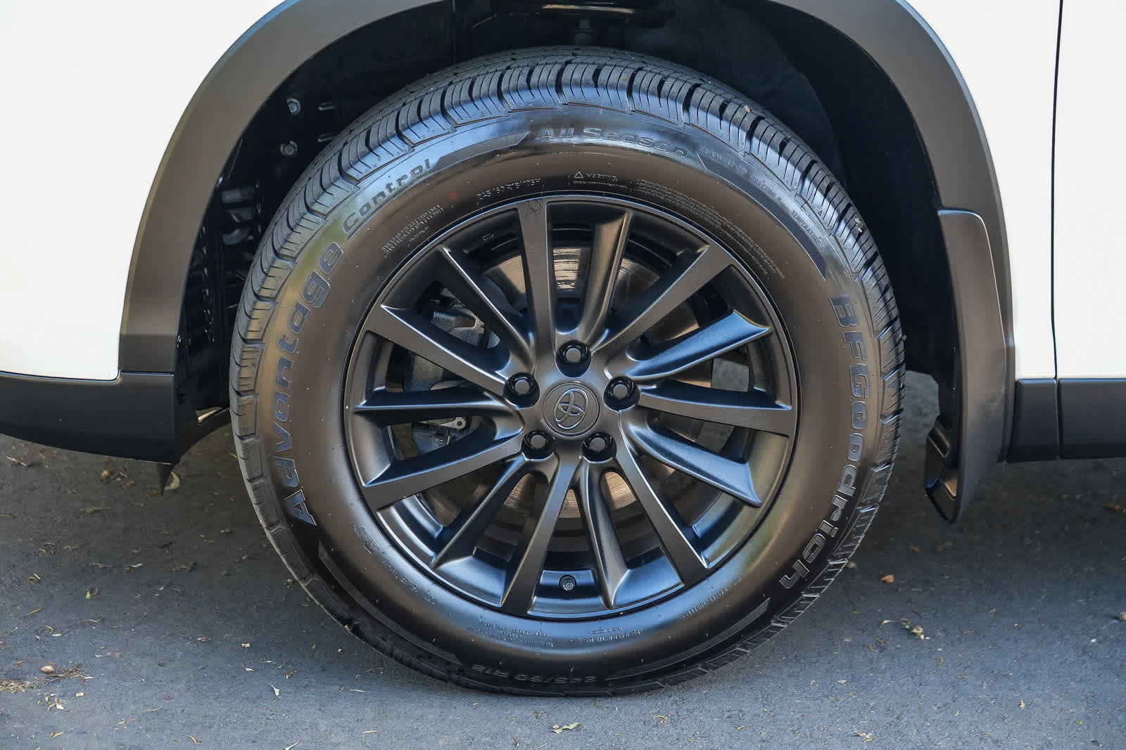 Used 2019 Toyota Highlander XLE w/ Carpet Mat Package (TMS) AWD/4WD image 11