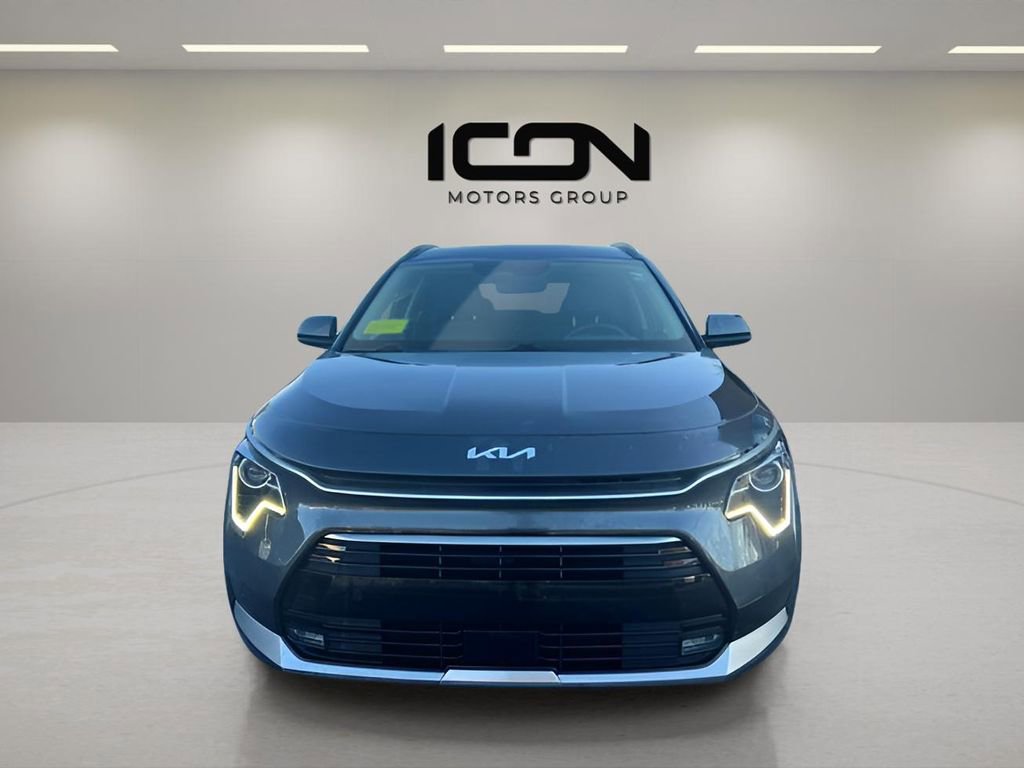 Used 2023 Kia Niro EX Touring image 2
