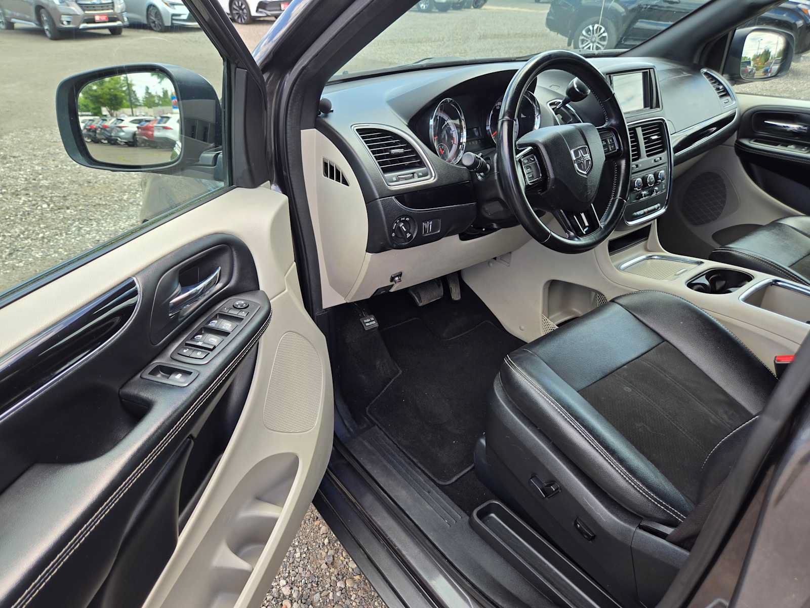 Used 2019 Dodge Grand Caravan SXT FWD image 23