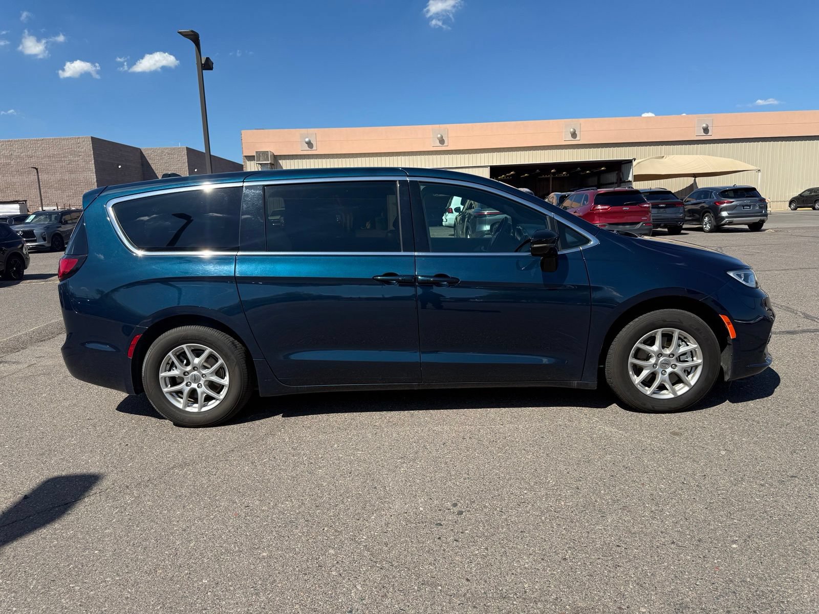 Used 2025 Chrysler Pacifica Select FWD image 4