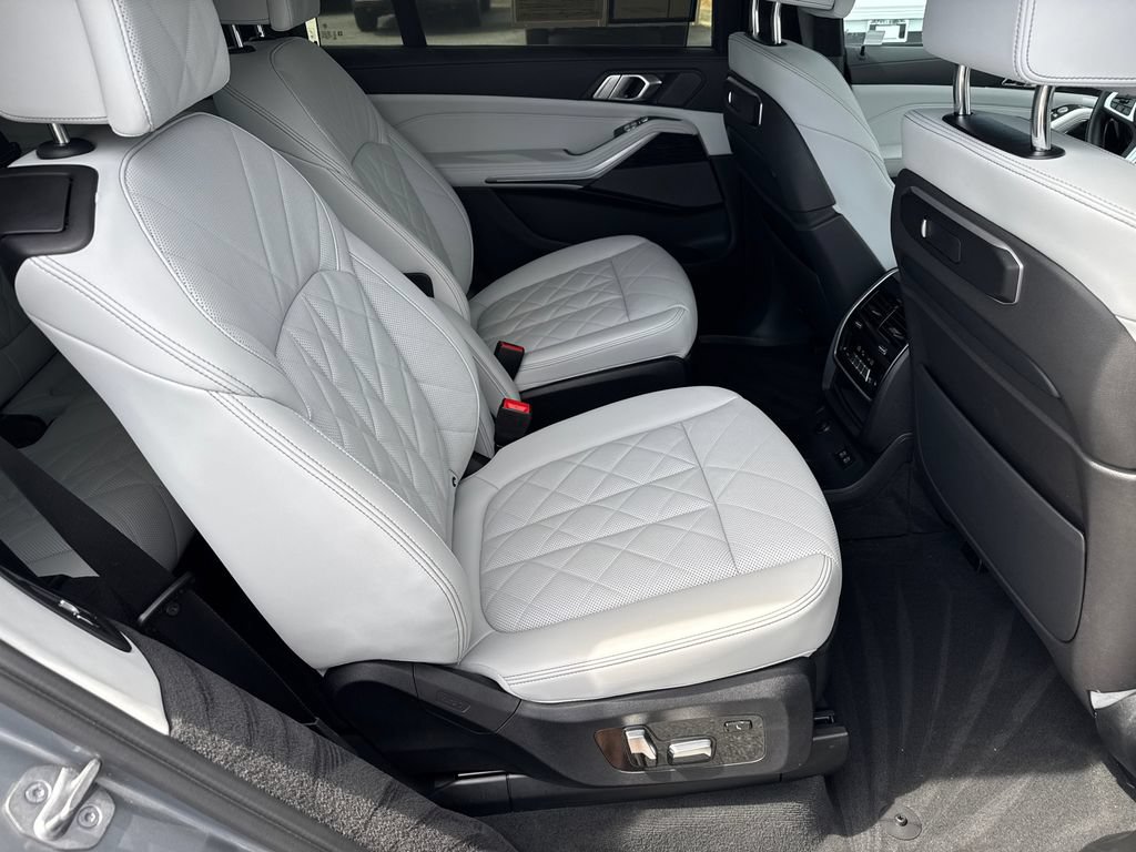 Used 2023 BMW X7 xDrive40i w/ M Sport Package AWD/4WD image 16