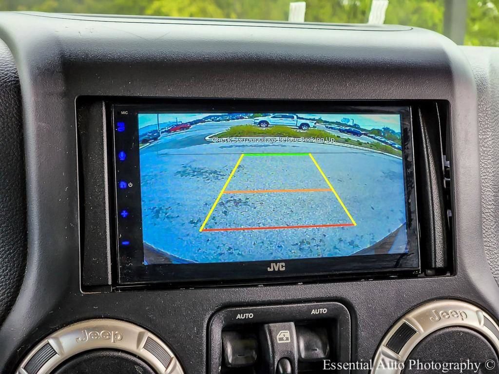 Used 2017 Jeep Wrangler Unlimited Sahara w/ Connectivity Group AWD/4WD image 12