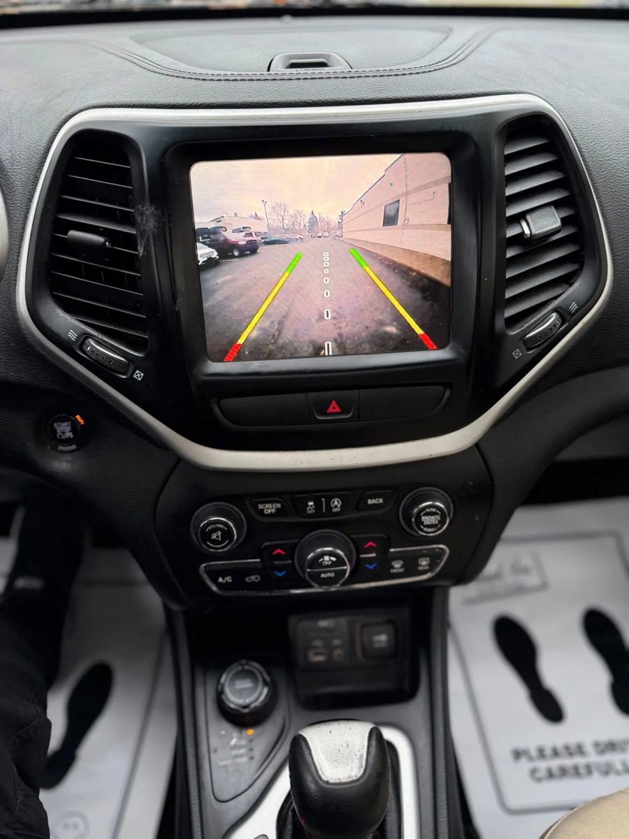 Used 2015 Jeep Cherokee Latitude w/ Comfort/Convenience Group image 12