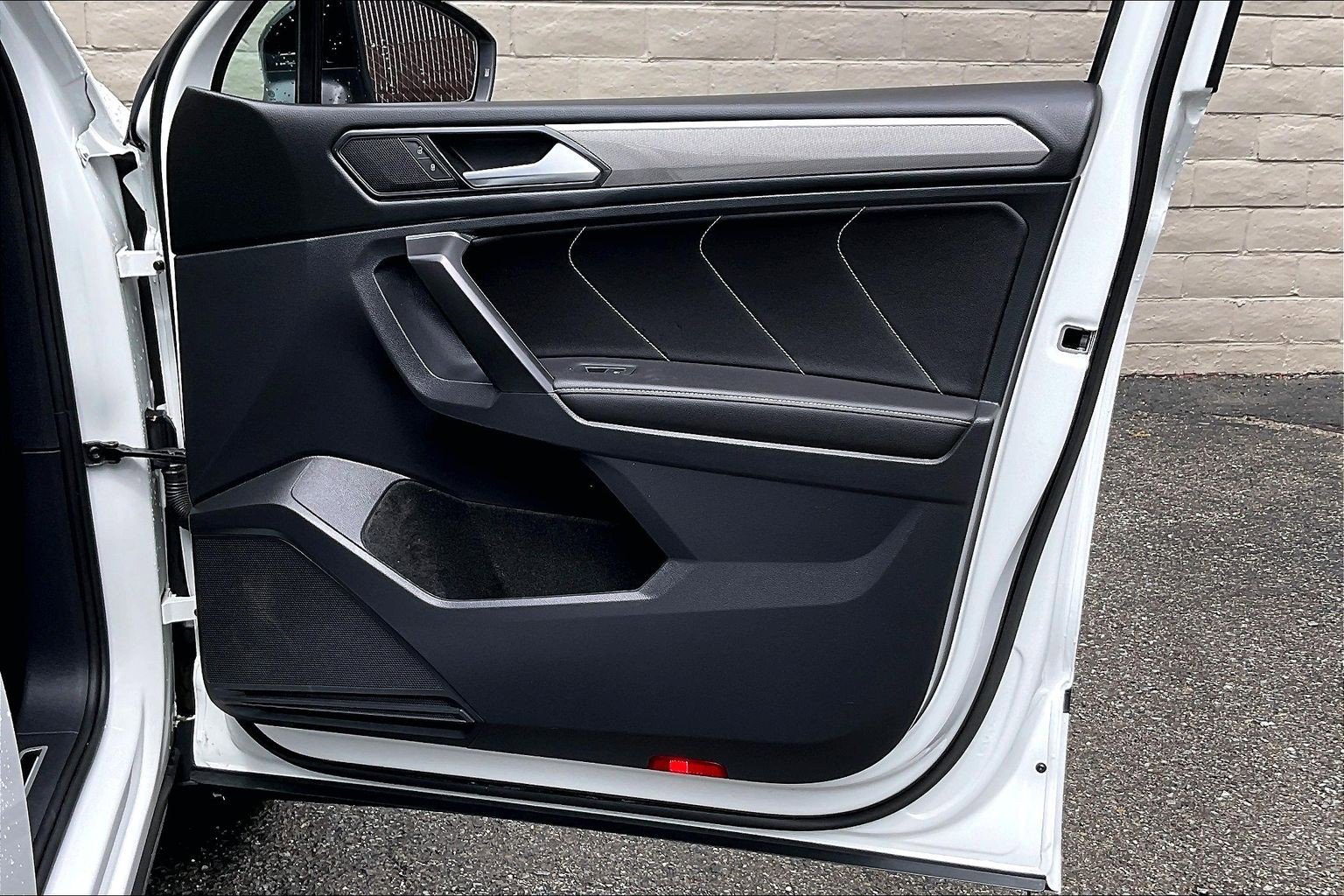 Certified 2023 Volkswagen Tiguan SE R-Line FWD image 21