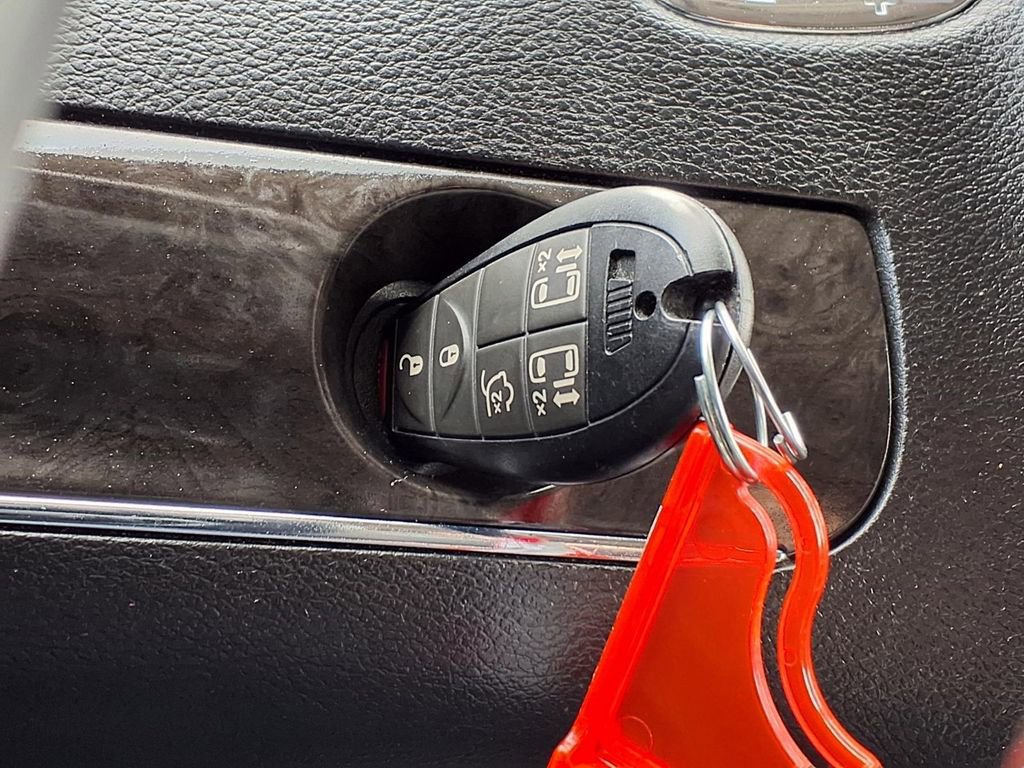 Used 2014 Chrysler Town & Country Touring image 8