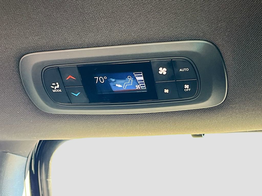 Certified 2025 Chrysler Pacifica Select image 21