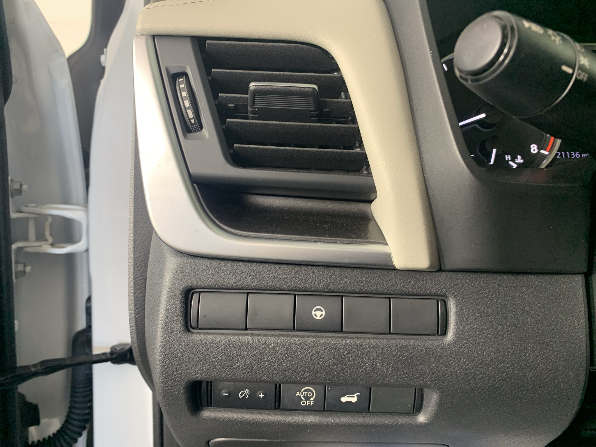 Used 2024 Nissan Rogue SV w/ SV Premium Package AWD/4WD image 16