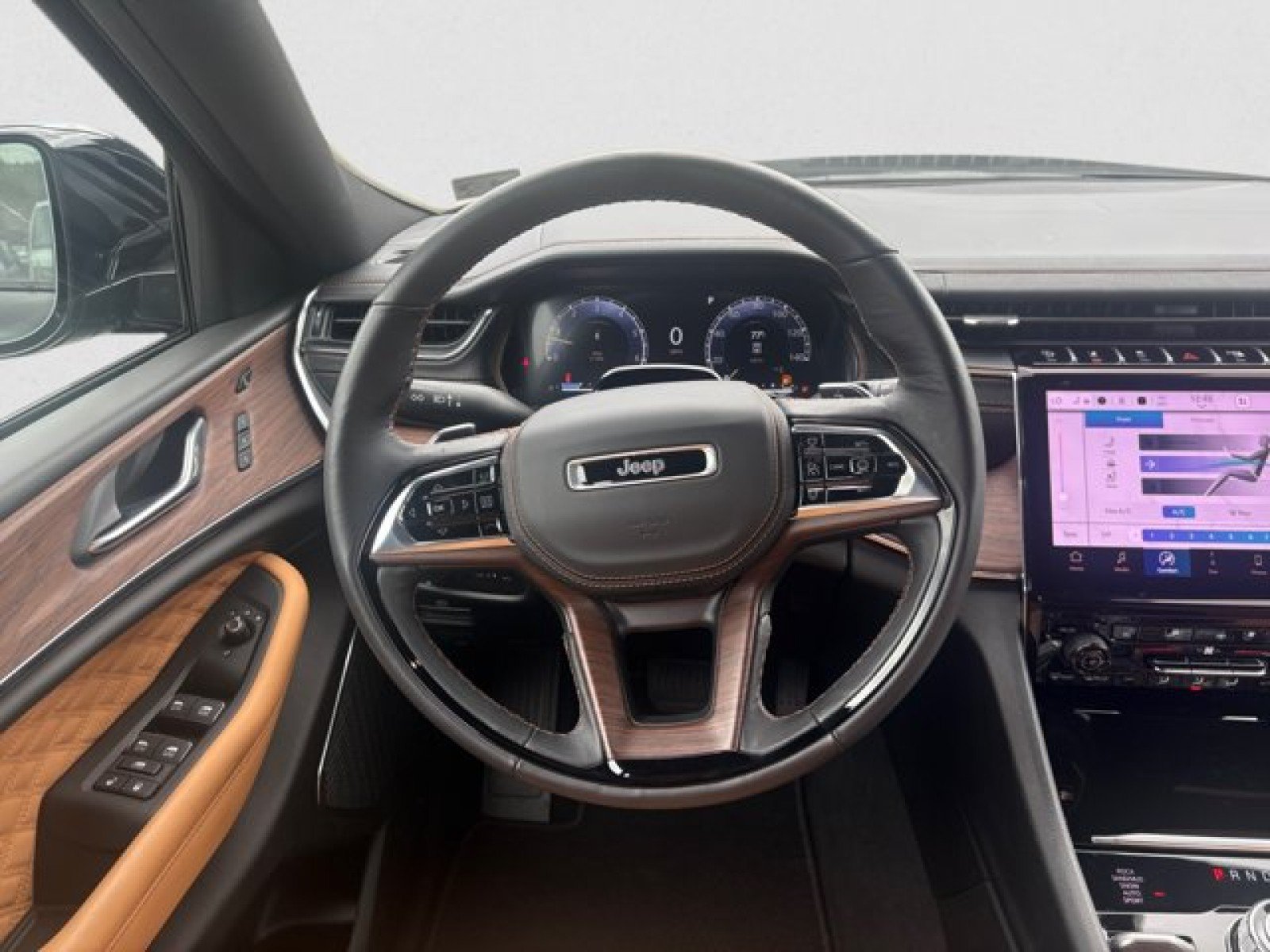 Used 2025 Jeep Grand Cherokee Summit w/ Adv Protech Group IV AWD/4WD image 15