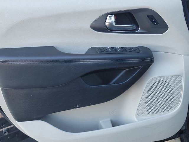 Used 2023 Chrysler Pacifica Touring-L image 18