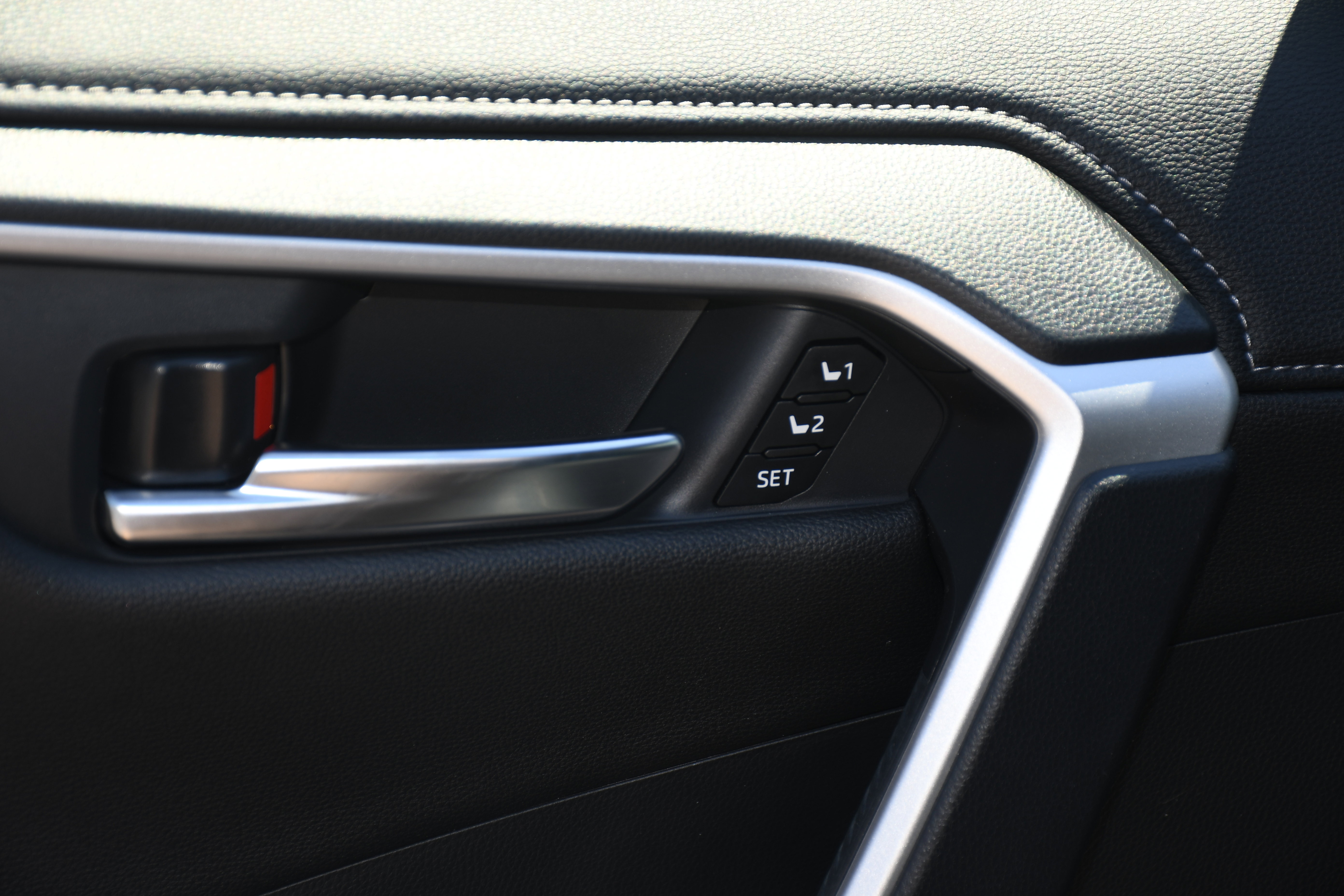 Used 2024 Toyota RAV4 Limited image 12