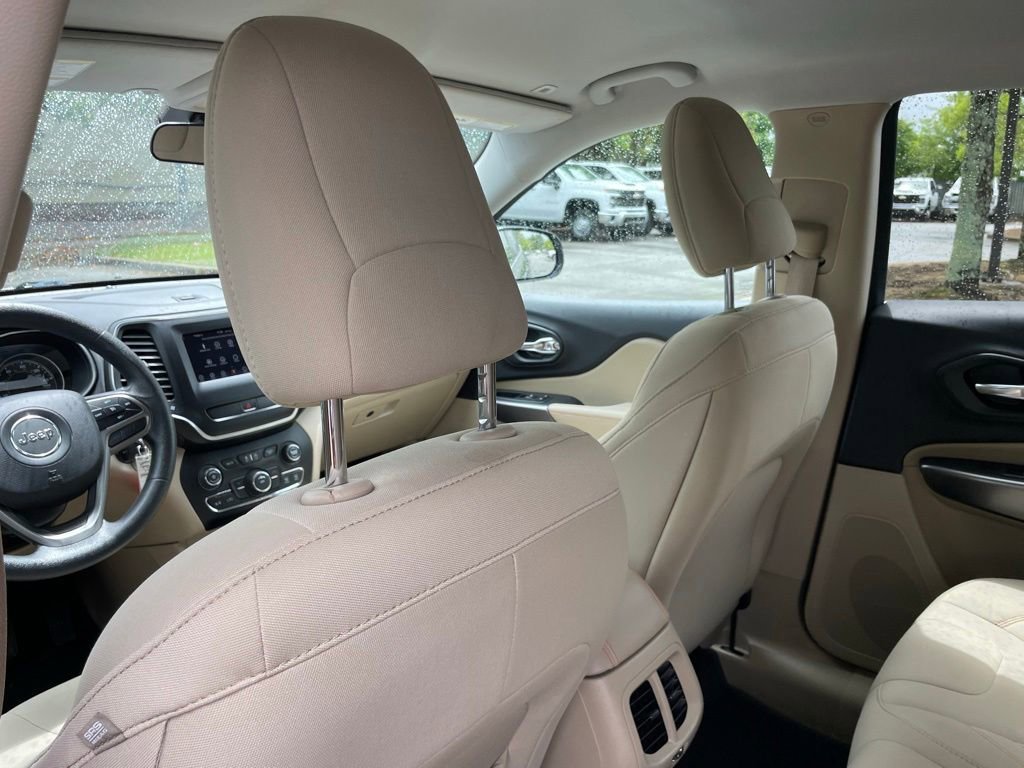 Used 2019 Jeep Cherokee Latitude w/ Popular Appearance Group FWD image 27