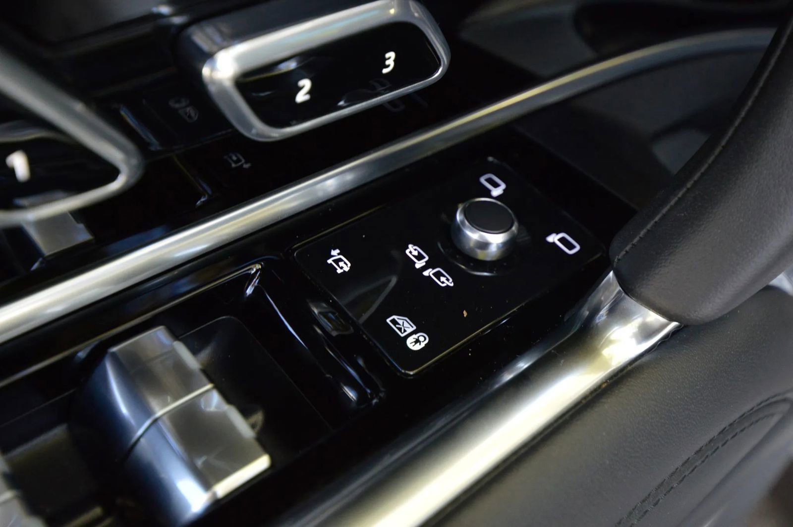 Used 2023 Land Rover Range Rover Autobiography AWD/4WD image 23