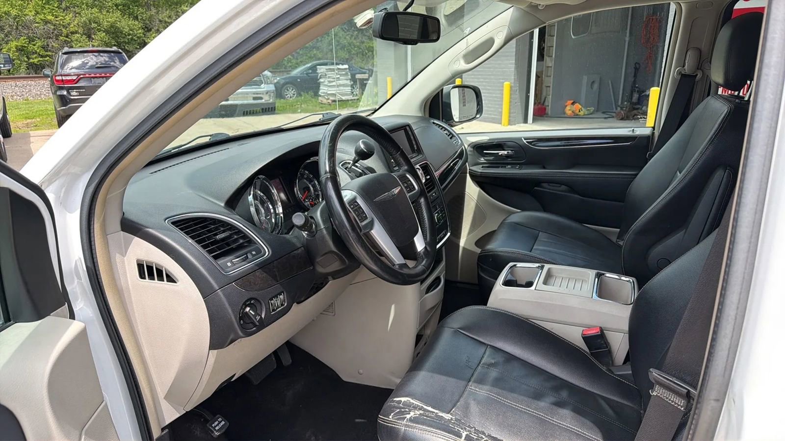 Used 2014 Chrysler Town & Country Touring FWD image 9