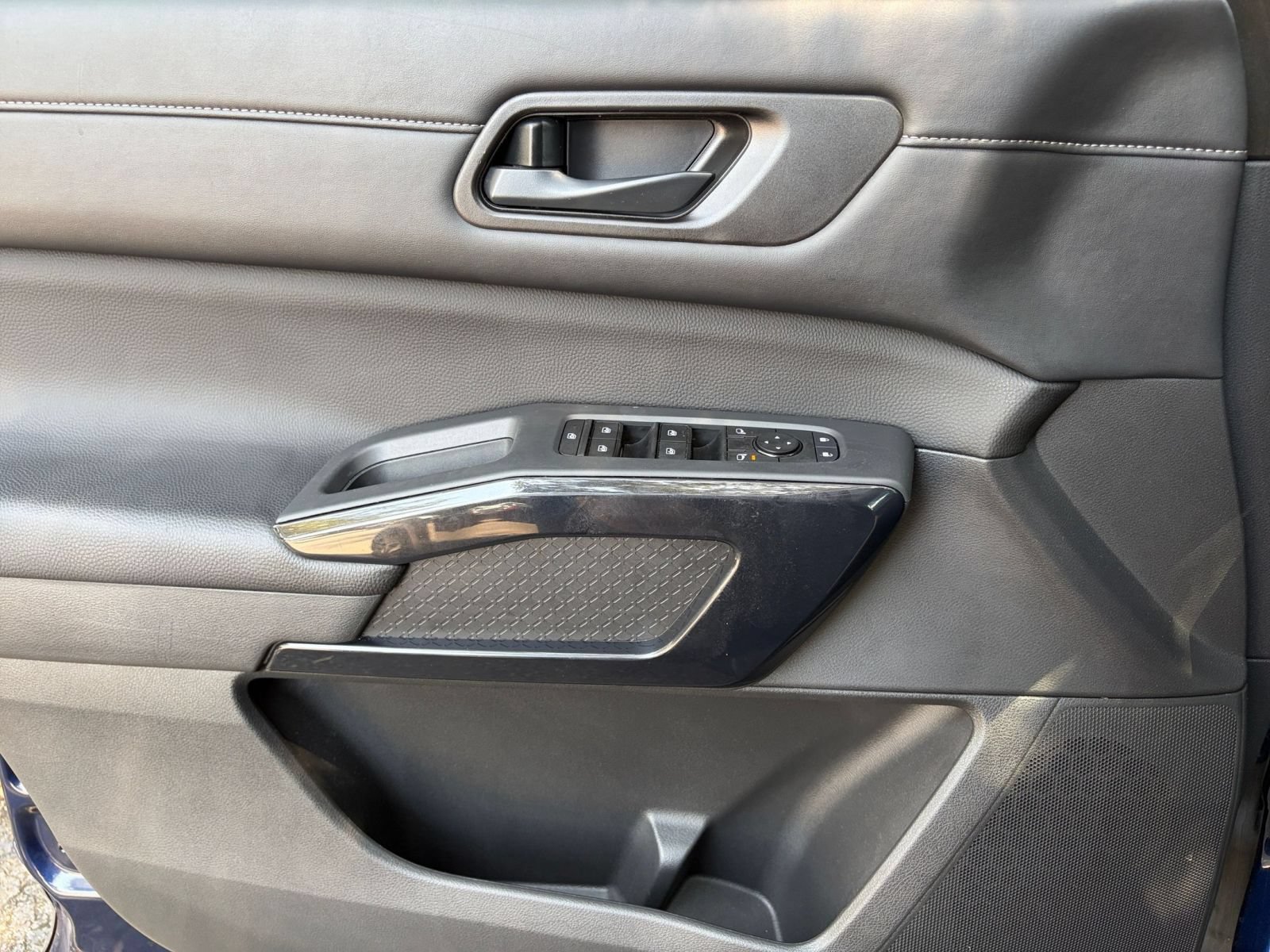 Used 2025 Nissan Pathfinder SV FWD image 18