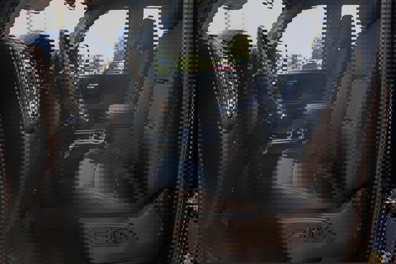 Used 2023 GMC Sierra 2500 SLT w/ SLT Premium Package image 2