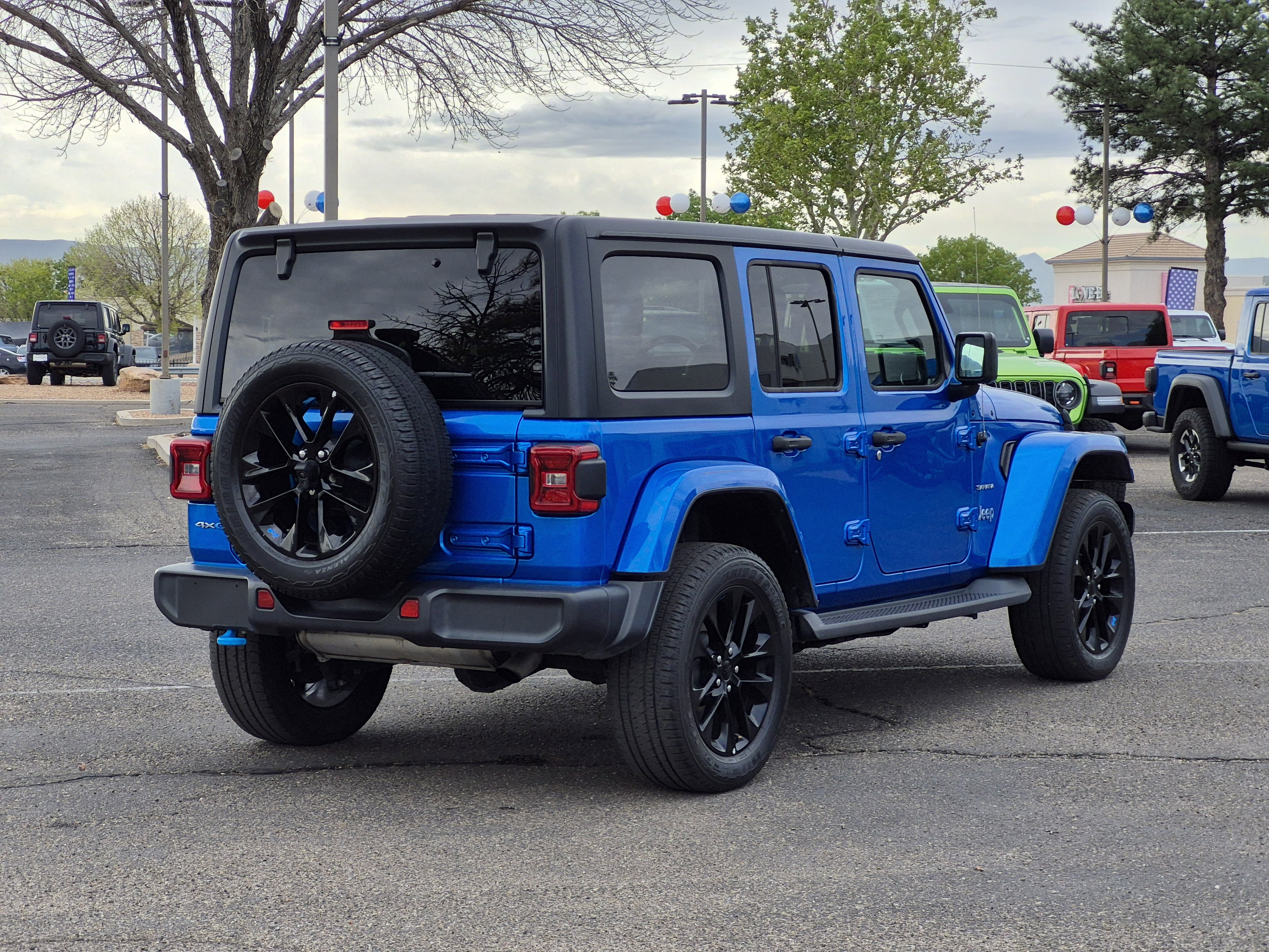 Used 2023 Jeep Wrangler Unlimited Sahara AWD/4WD image 7