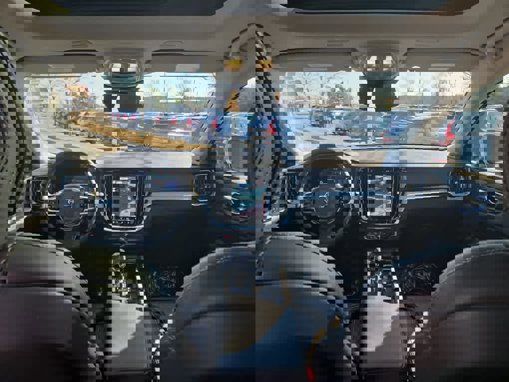 Used 2025 Volvo V60 B5 Cross Country Ultra w/ Climate Package image 8