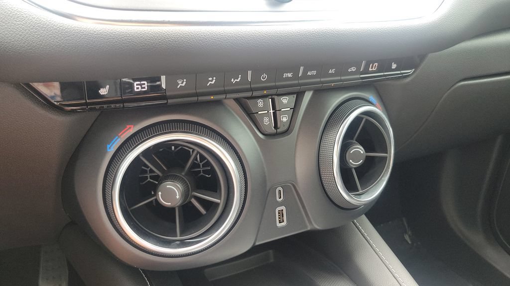 Used 2025 Chevrolet Blazer LT w/ Sound & Technology Package FWD image 18