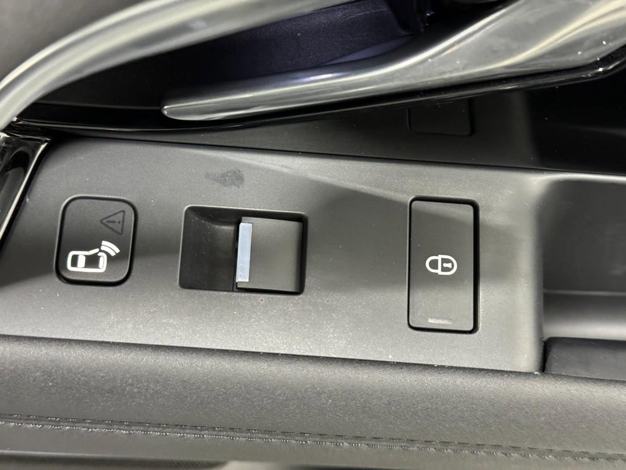 Used 2020 Land Rover Range Rover Evoque SE image 21