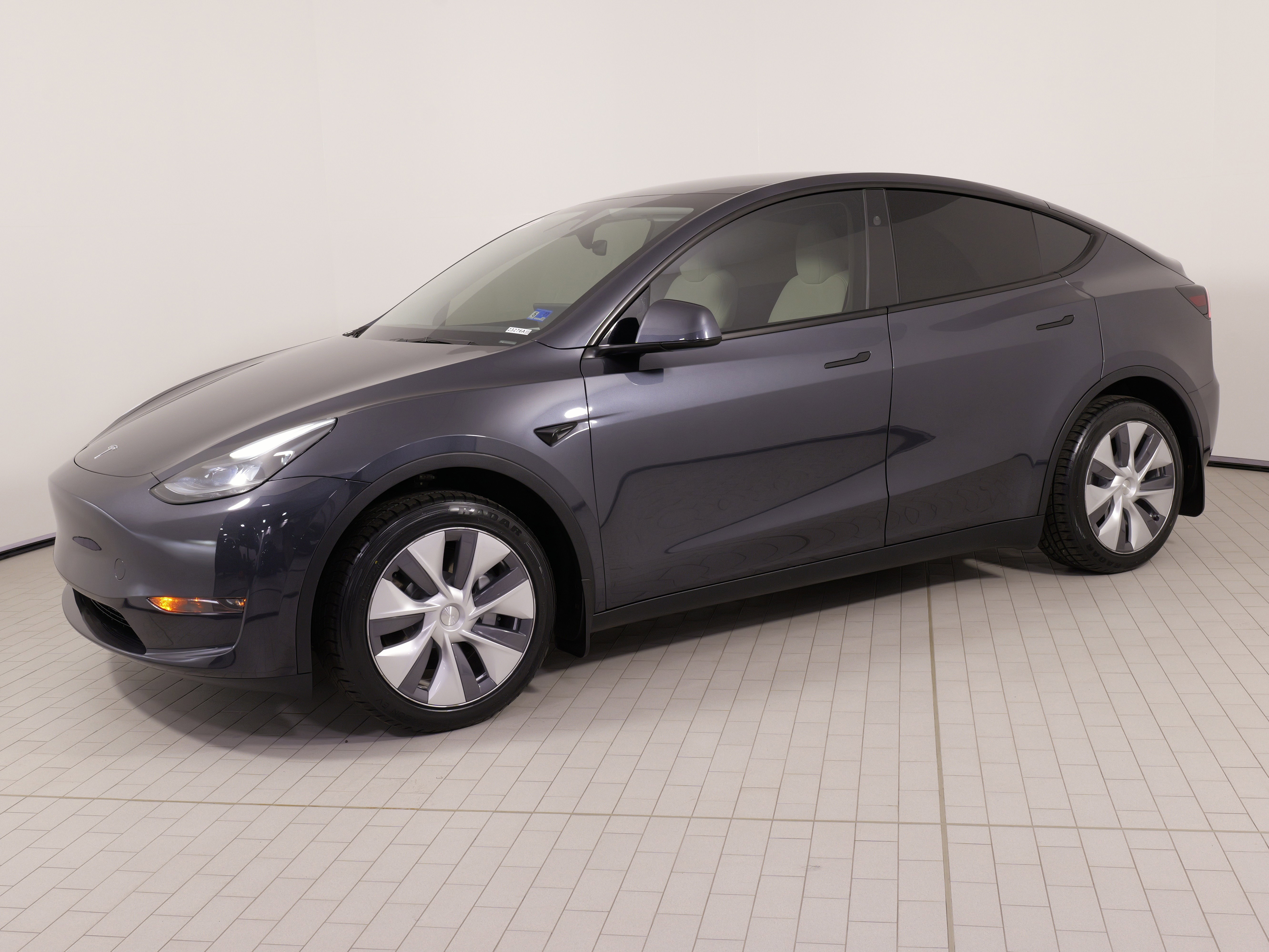 Used 2024 Tesla Model Y Long Range AWD/4WD image 1