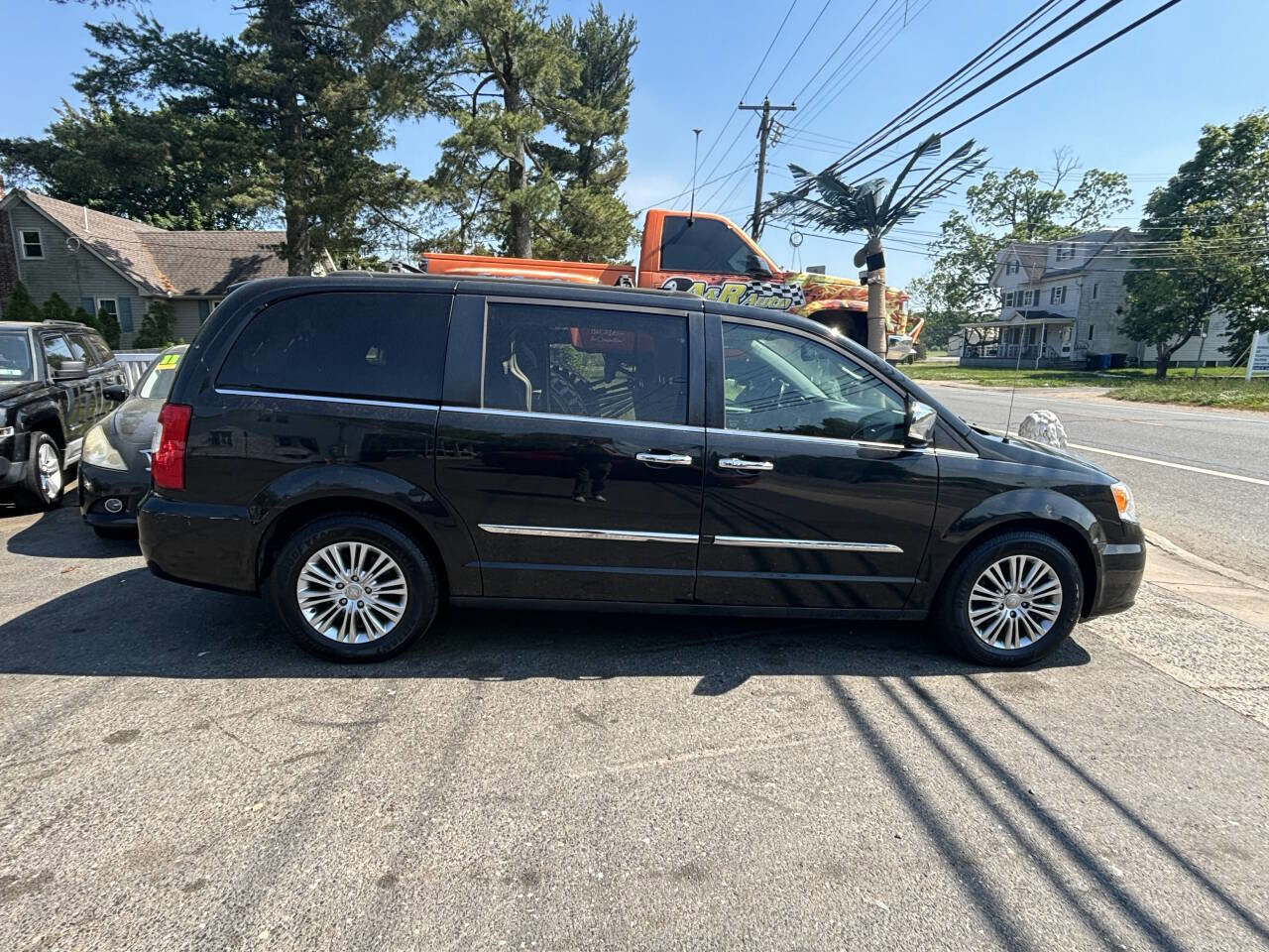 Used 2015 Chrysler Town & Country Touring-L w/ Driver Convenience Group FWD image 3