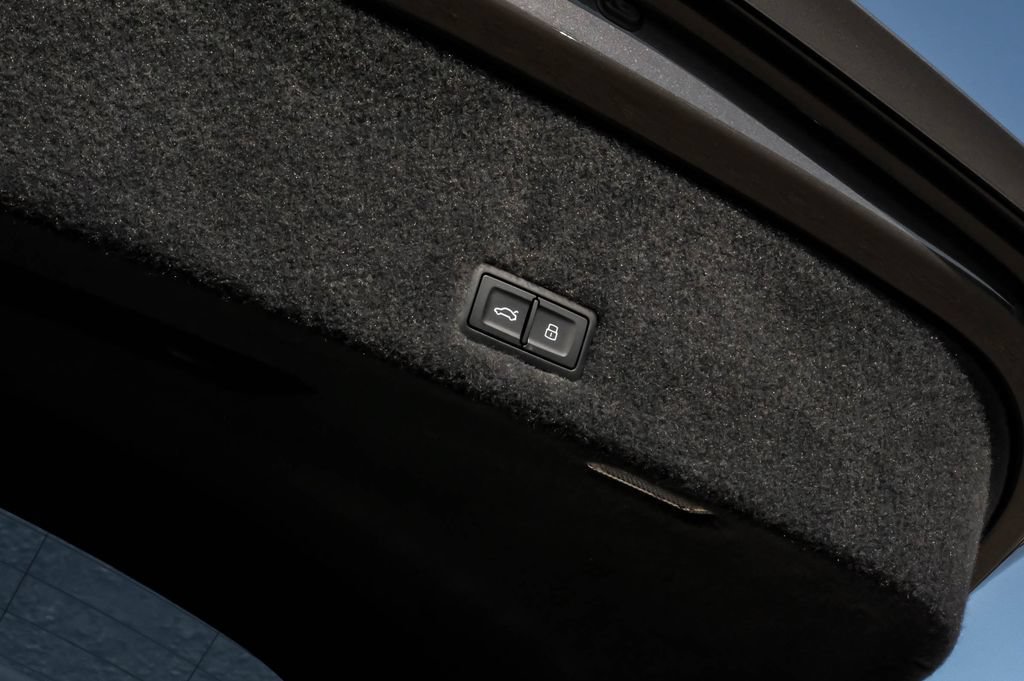 Used 2025 Lamborghini Urus SE AWD/4WD image 59