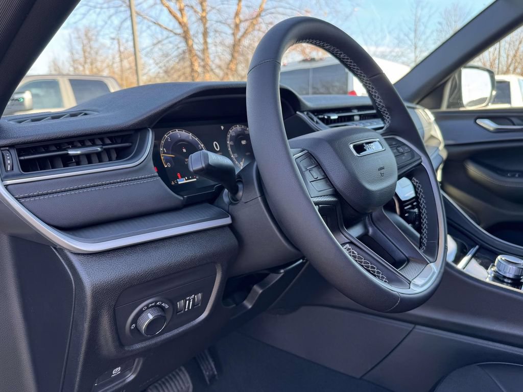 New 2025 Jeep Grand Cherokee L Altitude AWD/4WD image 2